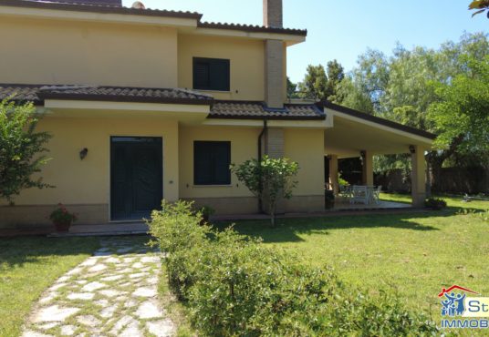villa con giardino