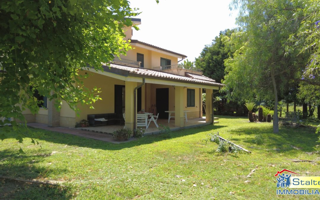 villa con giardino