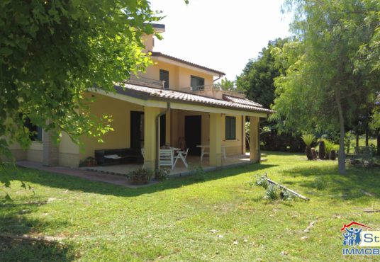 villa con giardino