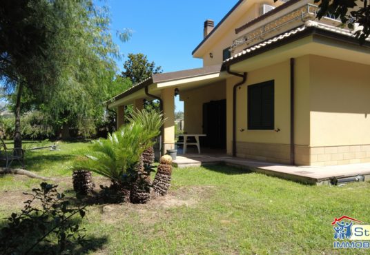 villa con giardino